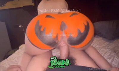 คลิปหลุด โอนลี่แฟน Darkno_1 งานนี้เด็ดจัด ทาสีเป็นรูปฟักทอง ตูดใหญ่เด้งๆขึ้นขย่มควย แม้งโครตเสียว เสียบหีน้ำเงี่ยนไหลเยอะจัด บดฟินชิบหาย